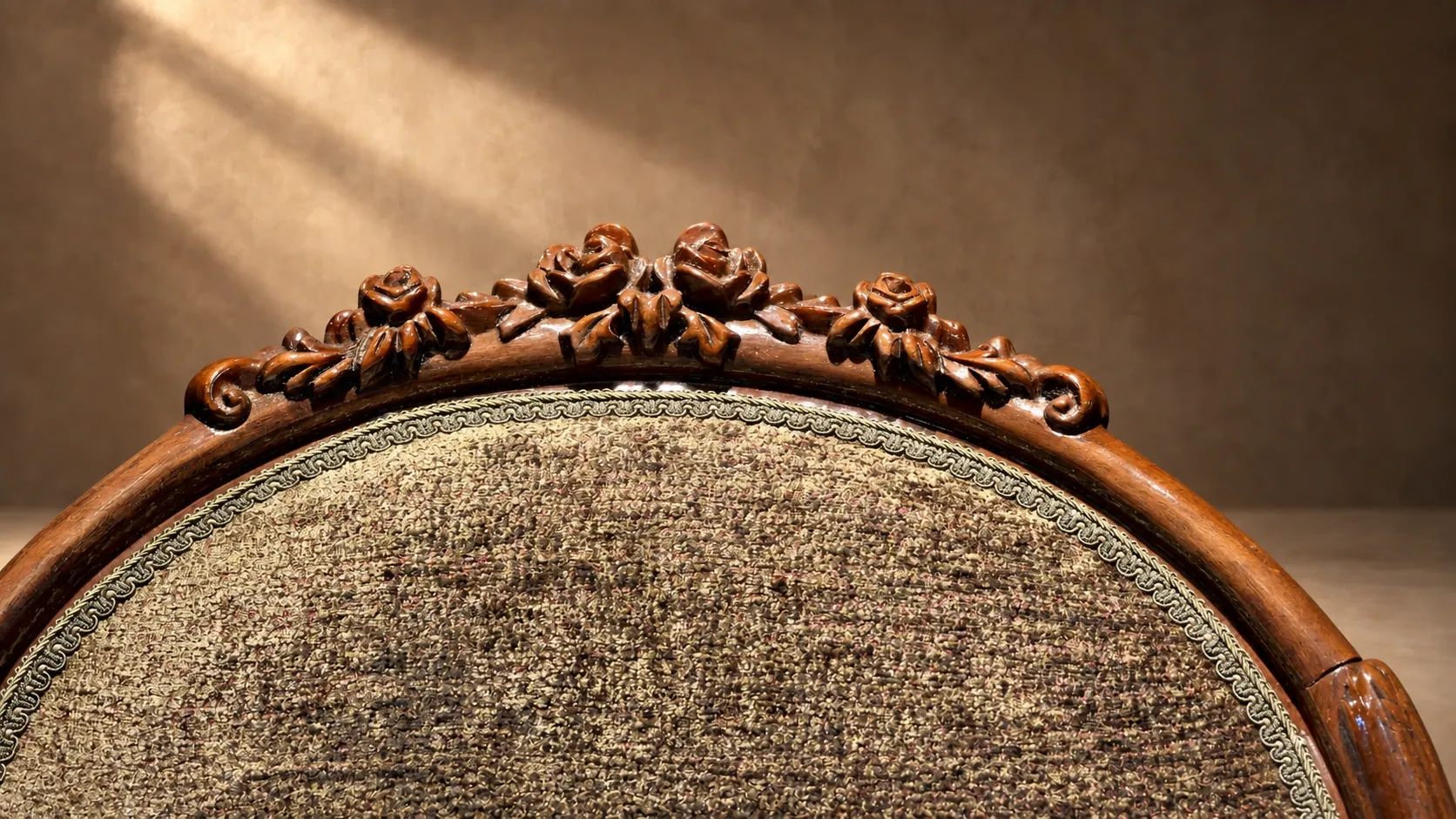 Rose crest of the Flor dining chair